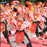 Para penari cilik saat beratraksi di area Simpang Lima Gumul (SLG) Kediri.