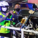 Petugas Satlantas Polres Probolinggo Kota sedang menaikkan sepeda motor yang berknalpot brong.
