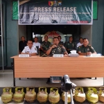 Konferensi pers yang digelar Kodim 0811/Tuban terkait penyelundupan 840 tabung LPG subsidi.