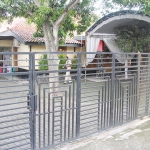 Gerbang kantor KPU Ngawi tampak terutup rapat.