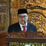 Bupati Kediri Hanindito Himawan Pramana saat memberi sambutan pada sidang paripurna DPRD Kabupaten Kediri.