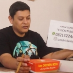 Wali Jota Kediri Abdullah Abu Bakar saat me-review salah satu produk UMKM. (foto: ist.)