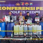 Konferensi pers terkait produksi dan peredaran miras atau minuman keras ilegal di Mapolres Kediri. 