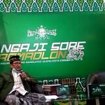 K.H. Mas A. Nasrohuddin, Wakil Syuriah PCNU Kota Surabaya saat mengisi kegiatan Ngaji Sore Ramadan 1442 H, dengan tema "Zakat dan Filosofinya". (foto: DIDI ROSADI/ BANGSAONLINE)