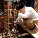 Gus Solah saat meresmikan cabang ke-8 dari Pesantren Tebuireng di Serang, Banten, yang ditandai peletakan batu pertama.