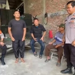 Pelaku penyebar foto hoaks soal penampakan pocong di Baureno Bojonegoro (dua dari kiri) saat klarifikasi dan permintaan maaf