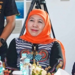 Gubernur Jawa Timur terpilih, Khofifah Indar Parawansa, saat menerima penghargaan di Elshinta Award 2025.