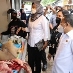 Wali Kota Batu, Dewanti Rumpoko, bersama wakilnya, Punjul Santoso, serta pihak terkait saat melakukan sidak di pasar relokasi.