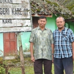 Wartawan BANGSAONLINE.com, foto bersama Edi Gunarso (berbatik), lokasi di SDN Kare 7 Kabupaten Madiun. foto: ist