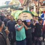 Prosesi pengantaran jenazah pemuda kartar Simolawang yang meninggal terseret arus pantai mondongan ke pemakaman setempat