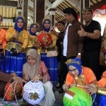 CANTIK: Tim DPMPTSP menunjukkan hasil karyanya saat lomba melukis lampion di Pendopo Delta Wibawa, Jumat (3/8). Foto: MUSTAIN/BANGSAONLINE