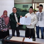 Kaprodi Ilmu Falak, Wakil Dekan III UIN Alauddin Makassar teken MoU dengan  LF PCNU Gresik. foto: SYUHUD/ BANGSAONLINE