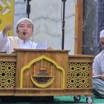 KH. Ali Ghafur, Pengasuh Pondok Pesantren Al Kholqi Desa Bilaporah Kecamatan Socah Bangkalan saat isi cerah di Masjid Agung Bangkalan di H23 Ramadhan 1447 H.