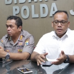 Dirreskrimum Polda Jatim Kombes Pol Gideon Arif Setyawan didampingin Kabid Humas Polda Jatim Kombes Pol Barung Mangera.