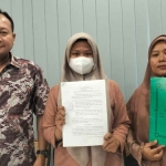 Remaja putri dari Sidoarjo bersama ibu, dan pengacaranya saat menunjukkan bukti-bukti yang akan digunakan untuk melaporkan sang ayahnya ke Polda Jatim.