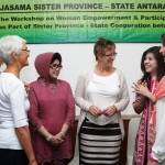 Ibu Gubernur Jatim Nina Soekarwo berbincang dengan perempuan asa Australia Barat. Foto:nisa/ BANGSAONLINE