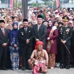 Bupati Gresik Fandi Akhmad Yani bersama Wabup Asluchul Alif bersama jajaran forkopimda serta peserta Upacara Hari Pahlawan. Foto: Ist
