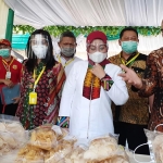 Menteri Tenaga Kerja Ida Fauziah didampingi Bambang Wijanarko, saat meninjau stand di area Pabrik PT Ittihad Rahmat Utama di Mojokerto, Sabtu (7/11/2020). foto: ist