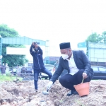 Bupati Gresik, Fandi Akhmad Yani, bersama wakilnya saat peletakan batu pertama pembangunan masjid Kampus Qomaruddin. Foto: SYUHUD/ BANGSAONLINE