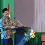 Gus Ipul saat memberi sambutan ketika menghadiri Wisuda SD NU Kota Pasuruan.