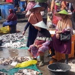 Suasana di Pasar Ikan Lamongan.