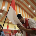 Salah satu napiter mencium bendera merah putih sebagai bentuk setia kepada NKRI.