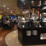 Suasana saat menikmati hidangan di Surabaya Suites Hotel.