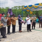 Kasi PSKBS Dinsos Jatim bersama Kepala Desa Solokuro saat meresmikan lapangan voli.