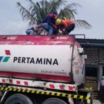 Petugas memeriksa tangki truk Pertamina yang menyebabkan kedua korban meninggal dunia.