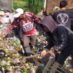 Tim Relawan Cinta Lingkungan Kota Batu bersama relawan lain saat bersih-bersih sampah TPS Desa Giripurno yang meluber ke jalan.