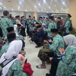 Prof Dr KH Asep Saifuddin Chalim, MA, memimpin doa di bandara Juanda sesaat menjelang bertolak ke tanah suci Makkah dan Madinah, Ahad (4/1/2025). Foto: Bangsaonline.