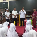 Wakil Bupati Mojokerto saat mengunjungi perpustakaan daerah.