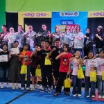 Kepala Bakorda FKBN Kediri Raya, Akhir Kristiono (paling kanan belakang) bersama perwakilan TNI-Polri, dewan juri, panitia, dan para pemenang festival band. Foto: MUJI HARJITA/ BANGSAONLINE