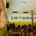 MENGKHAWATIRKAN: Kondisi plafon salah satu ruang kelas SMPN 1 Sarirejo, Lamongan. foto: nurqomar/ BANGSAONLINE