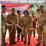 Pj Wali Kota Kediri saat memotong pita sebagai tanda peresmian gedung baru DKPP. Foto: Ist