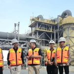 Deputi Bidang Koordinasi ESDM Kementerian Koordinator Perekonomian Elen Setiadi (tiga kiri) berbincang bersama Wakil Presiden Direktur PTFI Jenpino Ngabdi (dua kiri) saat mengunjungi Smelter PTFI di KEK Gresik. Foto: Ist.