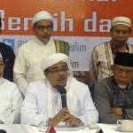 Habib Rizieq dalam keterangannya kepada media usai peluncuran konvensi Gubernur Muslim Jakarta, di Masjid Al Azhar, Kebayoran, Jakarta Selatan, Kamis (25/02/2016). foto: rakisa/ BANGSAONLINE