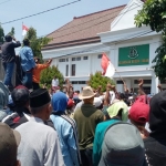 Ratusan warga Desa Mojoagung, Kecamatan Soko, Kabupaten Tuban saat aksi demo di depan kantor Kejaksaan Negeri (Kejari) Tuban, Senin (10/9).