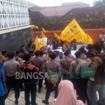 Mahasiswa PMII saat melakukan aksi demo di kantor Kejaksaan Negeri Bojonegoro. foto: EKY NURHADI/ BANGSAONLINE