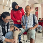 Salah satu penyandang disabilitas yang mendapatkan bantuan kaki palsu dari Diana Sasa.