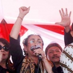 Putri Proklamator, Sukmawati Soekarnoputri, berorasi di aksi gabungan sejumlah ormas di depan Gedung Sate, Bandung, kemarin (19/1).