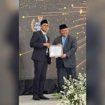 Ketua Baznas Kabupaten Sidoarjo, M Chasbil Aziz Salju Sodar (kiri) saat menerima Baznas Award 2025. (Ist)