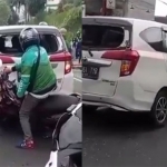 Mobil Toyota Calya warna putih bernopol B 2561 TYB yang dikemudikan WNA dirusak warga di Pasar GSP, Desa Cibadak, Sukaresmi, Cianjur, Sabtu (16/4)