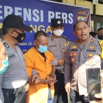 Kapolres Ngawi AKBP Dwiasi Wiyatputera saat meminta keterangan tersangka.