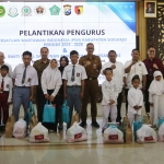 Santunan anak yatim dan disabilitas saat pelantikan Pengurus PWI Sidoarjo periode 2025-2028. Foto: Ist.