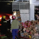 Petugas saat berusaha memadamkan api yang membakar gudang kertas di Jalan Dr. Sutomo, Kota Kediri. Foto: Ist