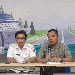 Kepala BPJS Kesehatan Cabang Sidoarjo, Munaqib (pegang mik), memberikan keterangan terkait layanan libur Lebaran 2025, Rabu (19/3/2025). Foto: MUSTAIN/ BANGSAONLINE