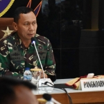 Pangkoarmada II Laksda TNI Heru Kusmanto saat memimpin rapat pemaparan Konsep Panduan Penerapan New Normal, di Ruang Rapat Utama Gedung Nala.