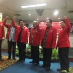 Emil Dardak berfoto bersama Fandi Utomo, Agung Nugroho dan fungsionaris Pemuda Demokrat Indonesia Jatim. Foto: DIDI ROSADI/BANGSAONLINE