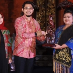 Wakil Wali Kota Pasuruan Raharto Teno Prasetyo memberikan cinderamata kepada Bupati Karangasem I Gusti Ayu Mas Sumantri.
